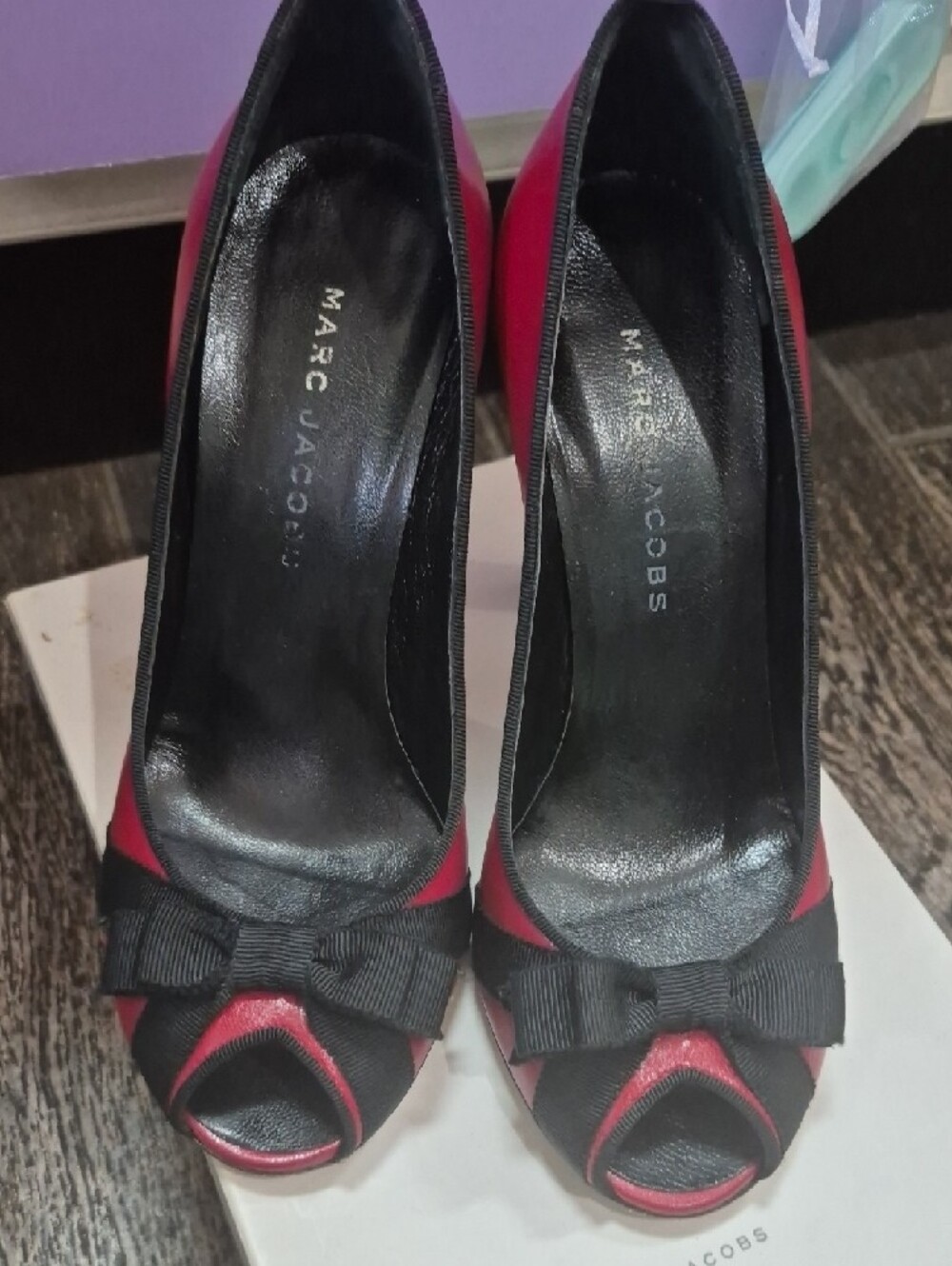 Marc Jacobs Red and Black Peep-Toe Bow Pumps Size 6.5 -EUC - Picture 8 of 9